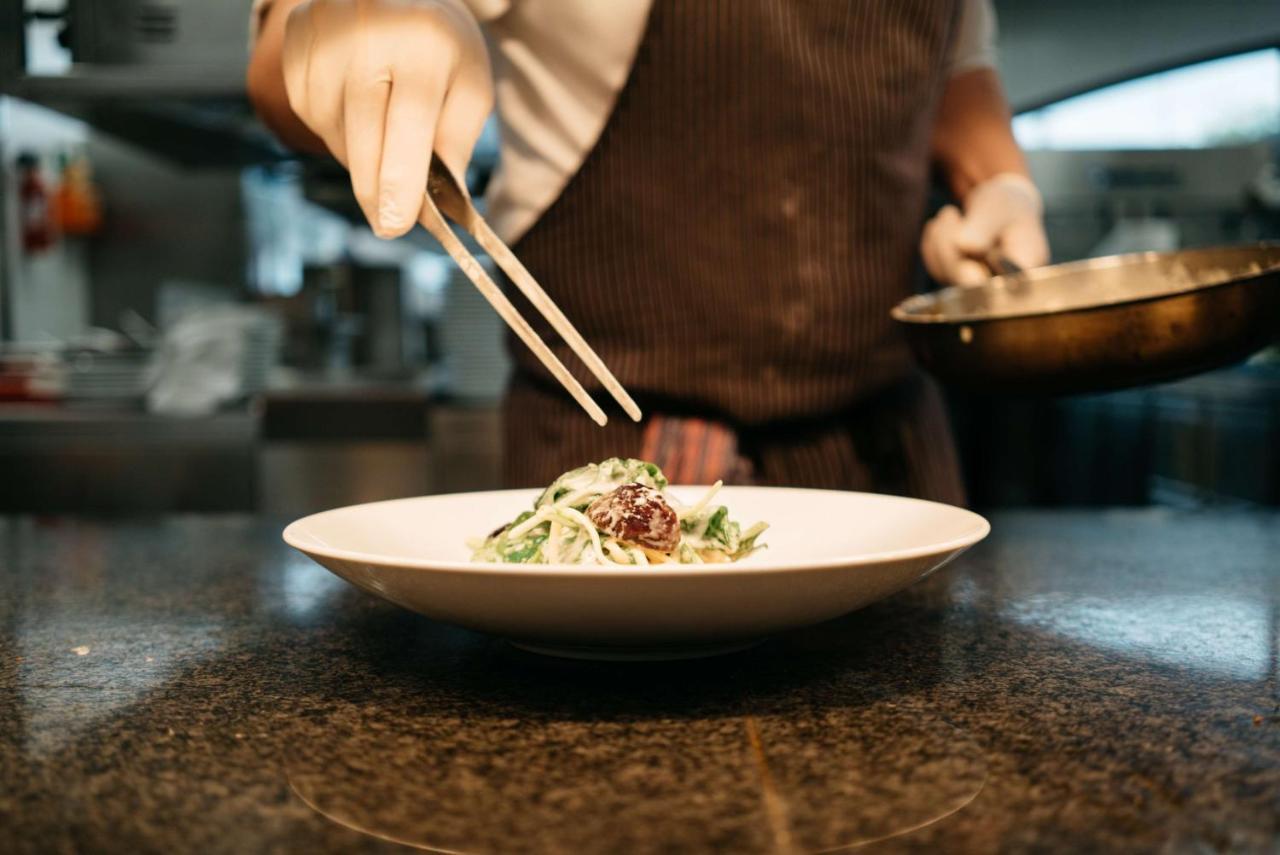 Hyatt Regency Koeln Ξενοδοχείο Εξωτερικό φωτογραφία A chef plating a dish